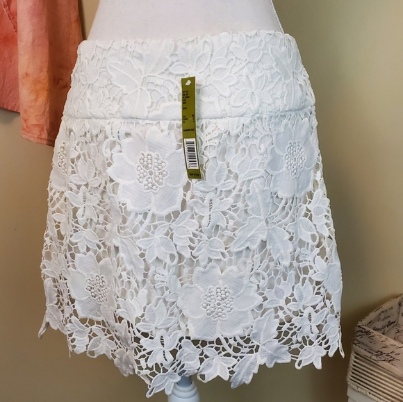 ***Gianni Bini Medium White Lace Skirt - Picture 2 of 8